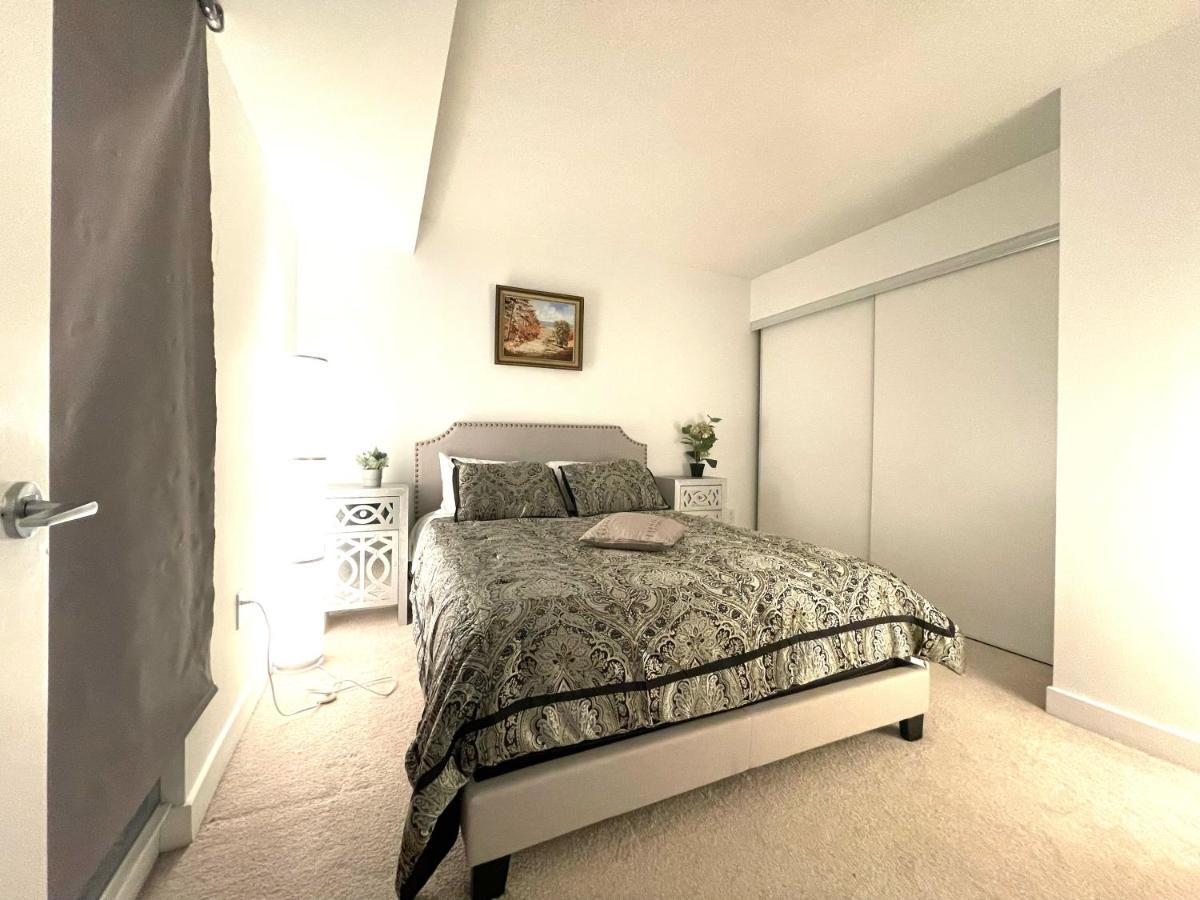 Three-Bedroom Condo With Free Parking Nearby Cn Tower With Lake View Toronto Exteriör bild