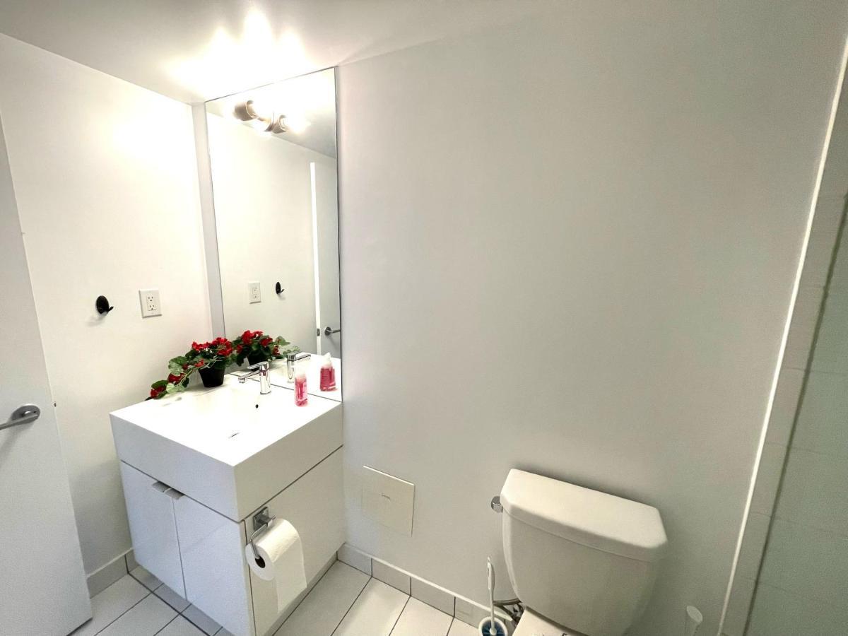 Three-Bedroom Condo With Free Parking Nearby Cn Tower With Lake View Toronto Exteriör bild
