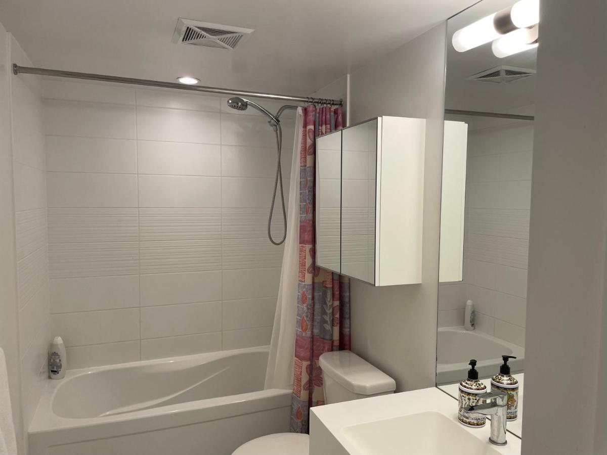 Three-Bedroom Condo With Free Parking Nearby Cn Tower With Lake View Toronto Exteriör bild